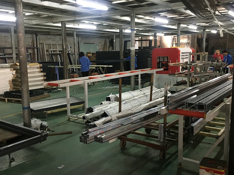 什么？你家的鋁合金門窗只要300元/平？年輕人，耗子喂汁！