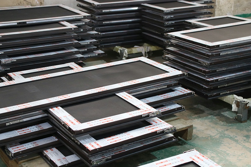 高樓層到底裝平開窗好還是裝推拉窗好？樓上樓高端門窗的解說讓人恍然大悟！